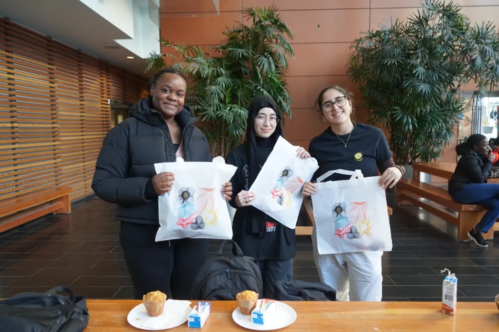 Students with HackDécouverte swag bags